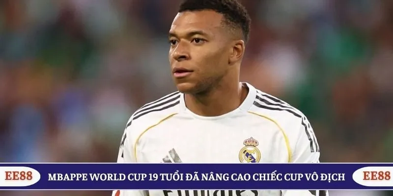 Mbappe World Cup 19 tuổi đã nâng cao chiếc cup vô địch